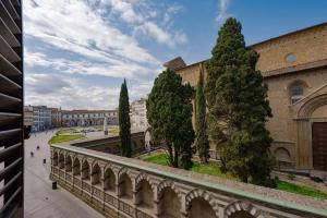 Blick auf eine Stadt von einer Brücke in der Unterkunft Via Avelli, 4 - Florence Charming Apartments - Delightful and bright 3rd-floor apartment without elevator, overlooking one of Florence's most beautiful squares, Exceptionally located for exploring the city in Florenz