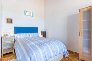 A bed or beds in a room at Miramar Sa Rapita