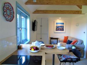 ein Wohnzimmer mit einem Tisch und Obst darauf in der Unterkunft Bond's Cottage Barn in Royal Tunbridge Wells