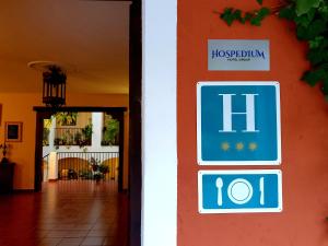 un panneau sur le côté d'un mur avec un panneau ménager sur celui-ci dans l'établissement Hospedium Hotel Val de Pinares, à Bogarra