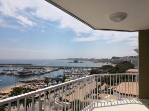 balcón con vistas al puerto deportivo en Aiguaneu Luxury Nàutic, en Blanes
