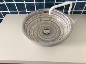 un tazón de metal sentado en la parte superior de un mostrador en Aiguaneu Luxury Nàutic, en Blanes 3 fotos más