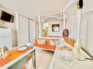 een keuken en een woonkamer met een bank en een tafel bij Ocean and Sun Studio Apartment in Puerto de la Cruz