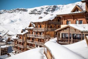 Nespecifikovaný výhled na hory nebo výhled na hory při pohledu z aparthotelu