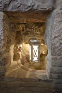 uma lanterna num edifício de pedra com uma parede de pedra em Case Brizi Assisi em Assisi
