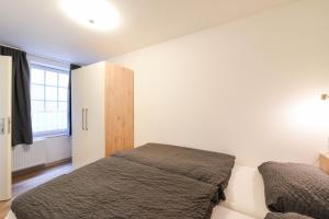 ノルダーナイにあるHaus Alte Kiefer Whg 2のベッドルーム1室(ベッド2台、キャビネット付)