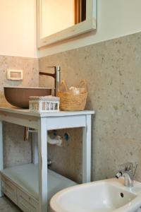 uma casa de banho com um lavatório e um balcão com um cesto em Lunacalanti em Avola