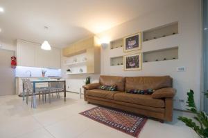 een woonkamer met een bank en een tafel en een keuken bij One bedroom appartement with wifi at Gallipoli in Gallipoli