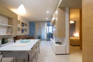 een keuken en eetkamer met een tafel en een bank bij One bedroom appartement with wifi at Gallipoli in Gallipoli