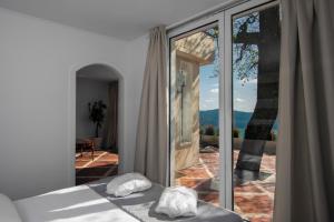 1 dormitorio con cama y vistas a un patio en La Locanda Del Pontefice - Luxury Country House en Castel Gandolfo
