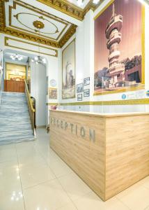 um átrio do hotel com uma recepção e uma escadaria em Nea Metropolis em Tessalónica