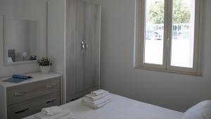 ein Schlafzimmer mit einem Bett, einer Kommode und einem Spiegel in der Unterkunft Luminosa - Cala Gonone in Cala Gonone + 21 Fotos