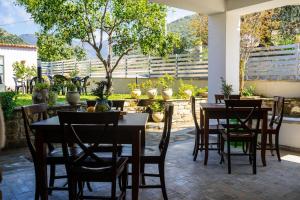 una sala da pranzo con tavoli e sedie nel patio di Il Madrigale - Agriturismo B&B ad Agnone