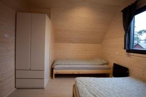 Säng eller sängar i ett rum på Domki HORYZONT