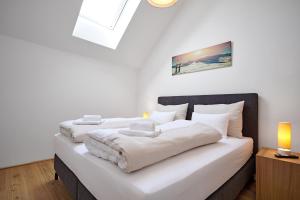 Krevet ili kreveti u jedinici u objektu die Tauplitz Lodges - Alm Lodge A13 by AA Holiday Homes