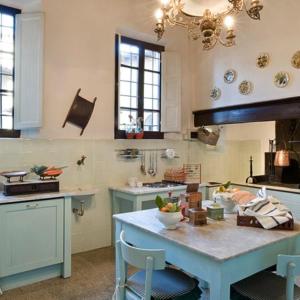 eine Küche mit einer blauen Insel in einem Zimmer in der Unterkunft Villa il Pozzo in Certaldo