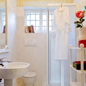 ein weißes Bad mit einer Dusche und einem Waschbecken in der Unterkunft Villa il Pozzo in Certaldo