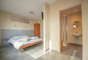 a bedroom with a bed and a sink at vakantie Appartement Bel 'Vu in Middelkerke