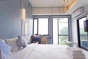 帕夭ABIZZ Hotel KwanPhayao的窗户客房内的一张大白色床
