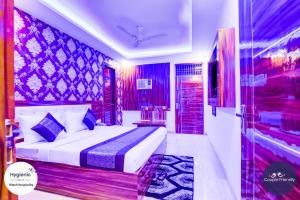 a bedroom with a large bed in a room at Hotel Fabulous - Delhi International Airport in New Delhi