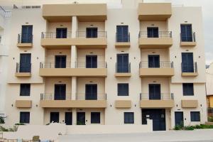 ヘルソニソスにあるVilla Margarita Suitesのバルコニー付きの建物の外観