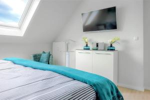Un dormitorio con una cama con una manta azul. en Seewind, en Heiligenhafen