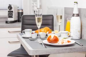 海利根港的住宿－Seewind，一张桌子,上面放着香槟和食物