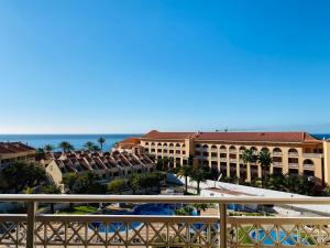 プラヤ・デ・ラス・アメリカスにあるCoral Compostela Beach, private apartmentのリゾートのバルコニーから海の景色を望めます。
