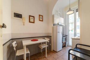eine kleine Küche mit einem kleinen Tisch und einem Kühlschrank in der Unterkunft Piazza Bologna Comfortable Apartments in Rom