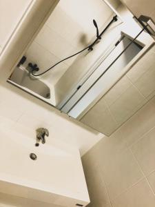 a bathroom with a sink and a mirror at "Cosy Dune", trendy en zuid gelegen ruim appartement op 100m van strand en winkelstraat in Nieuwpoort +21 photos