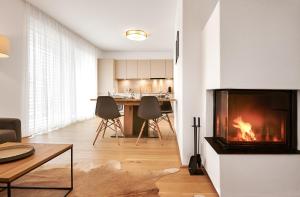 salon z kominkiem i kuchnią w obiekcie die Tauplitz Lodges - Bergblick Lodge B1 by AA Holiday Homes w mieście Tauplitz