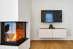 Telewizja i/lub zestaw kina domowego w obiekcie die Tauplitz Lodges - Bergblick Lodge B1 by AA Holiday Homes