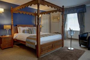 Un pat sau paturi într-o cameră la Philipburn Hotel, BW Signature Collection
