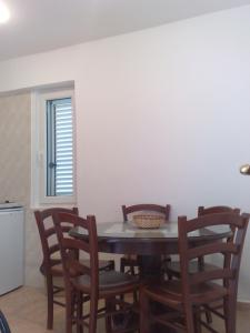 comedor con mesa y sillas en Apartments Medin Danilo, en Petrovac na Moru
