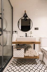 y baño con lavabo y espejo. en BILBAO URBAN by STAYNN APARTMENTS, en Bilbao