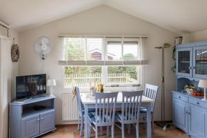 a kitchen with a table and chairs and a window at Groot Marquette - Noord Holland aan uw voeten in Warmenhuizen