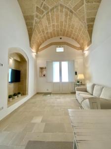 a living room with a couch and a tv at Dadaumpa suite in Lecce