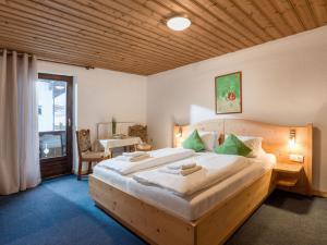 Postel nebo postele na pokoji v ubytování Pension Konrad + 12 fotografií
