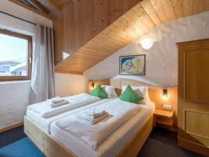 Un pat sau paturi într-o cameră la Pension Konrad