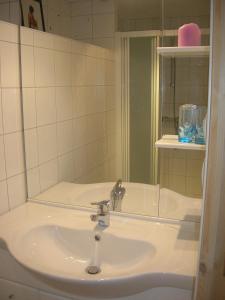 y baño con lavabo y espejo. en Gîte - La Rigaudière, en Le Theil-de-Bretagne