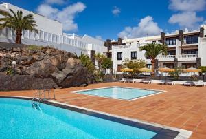 basen przed budynkiem w obiekcie Apartment Caleton Blanco, central Puerto del Carmen w Puerto del Carmen