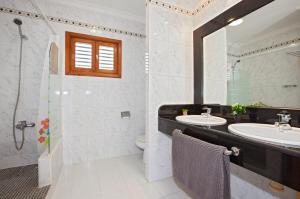 łazienka z umywalką, toaletą i lustrem w obiekcie Apartment Caleton Blanco, central Puerto del Carmen w Puerto del Carmen