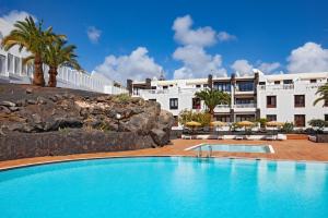 basen przed hotelem w obiekcie Apartment Caleton Blanco, central Puerto del Carmen w Puerto del Carmen