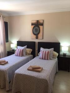 sypialnia z dwoma łóżkami i ręcznikami na nich w obiekcie Apartment Caleton Blanco, central Puerto del Carmen w Puerto del Carmen