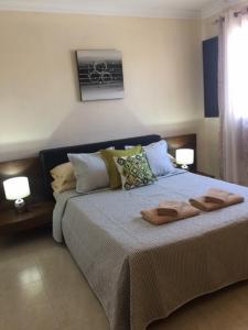 sypialnia z łóżkiem i dwoma ręcznikami na nim w obiekcie Apartment Caleton Blanco, central Puerto del Carmen w Puerto del Carmen +7 zdjęć