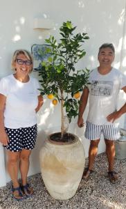 mężczyzna i kobieta stojący obok rośliny w obiekcie L'Ulivo Bianco w mieście Montenero di Bisaccia