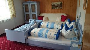 Posteľ alebo postele v izbe v ubytovaní Neumaierhof