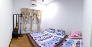 Postel nebo postele na pokoji v ubytování Sekinchan Paddy via Seaview Home 高楼 看海 稻田 民宿