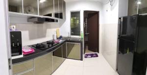 Kuchyň nebo kuchyňský kout v ubytování Sekinchan Paddy via Seaview Home 高楼 看海 稻田 民宿