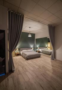 A bed or beds in a room at Cinema Zeus Studios - by Avelink